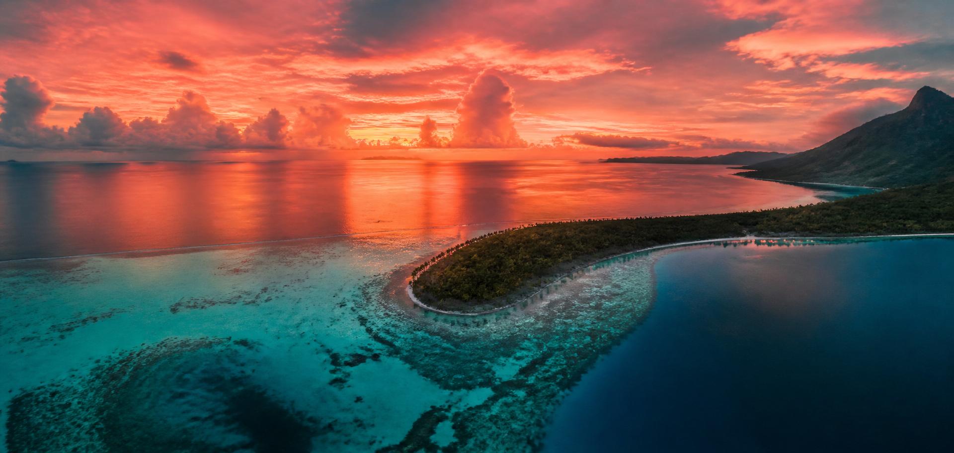 Vue aérienne d'un lagon au coucher du soleil