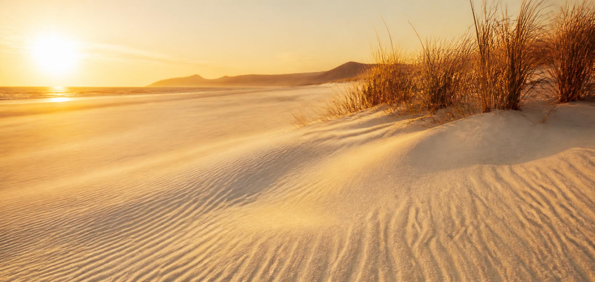 Plage de sable fin au coucher du soleil